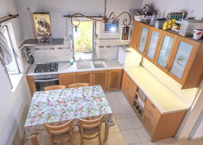 Private House, Peaceful Stylish Retreat Near Beach, Up To 5 Guests بيت للعطل إياليسوس