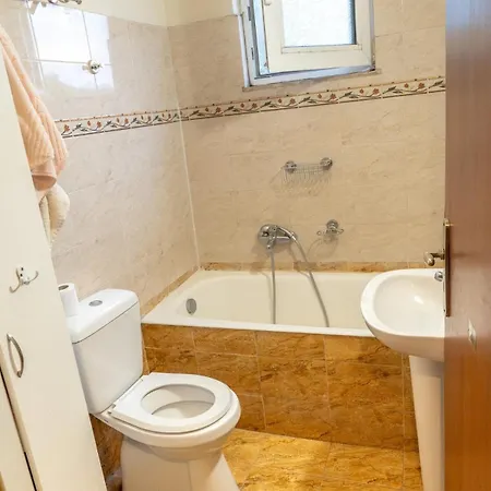 Private House, Peaceful Stylish Retreat Near Beach, Up To 5 Guests